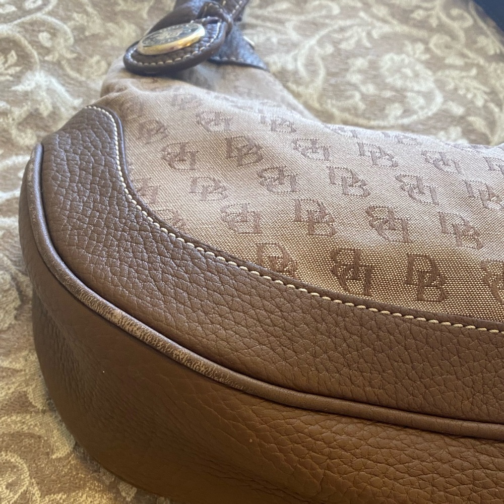 Classic Dooney & Bourke Shoulder Bag - Picture 2 of 10